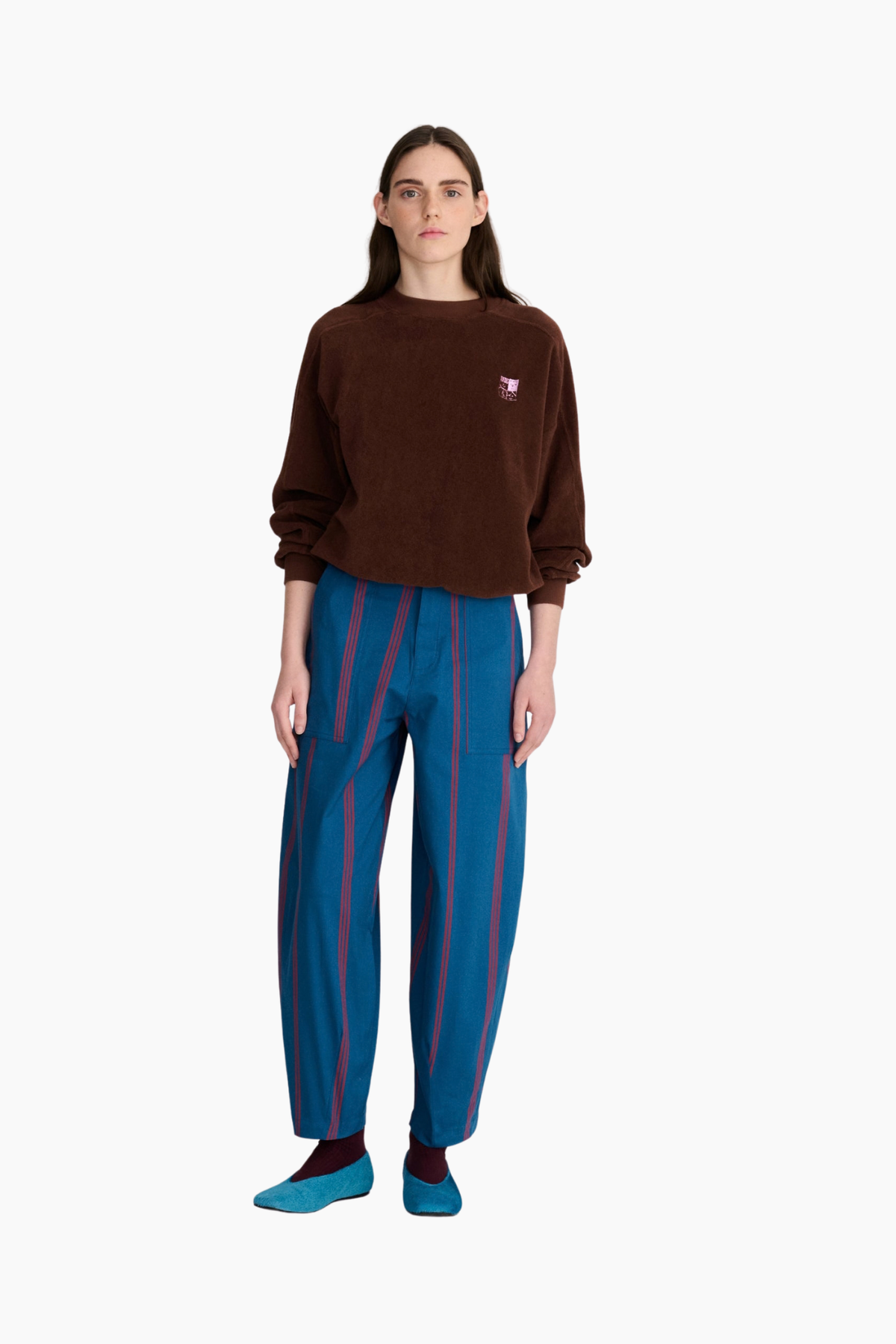 Sudadera Bobo Choses Mystery BC marrón oscuro vista de frente, con cuello redondo, manga larga y corte relajado