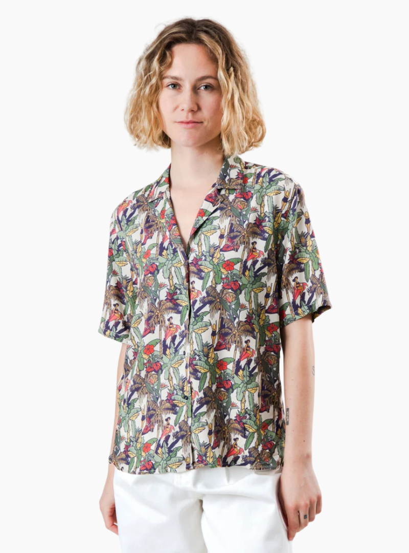 Blusa estampada Brava Fabrics Aloha Helios Ecru para mujer en viscosa sostenible con estampado tropical.