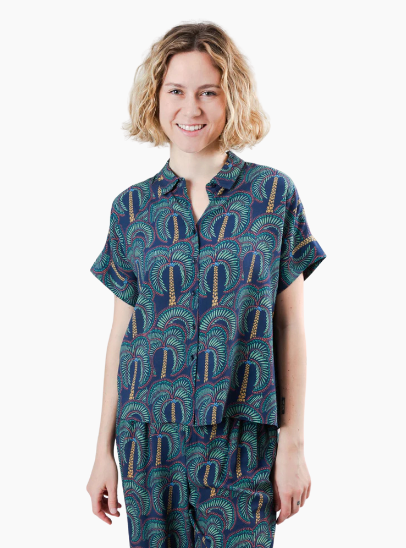 Blusa estampada Brava Fabrics Borneo Batwing Navy de mujer en viscosa sostenible con manga murciélago.