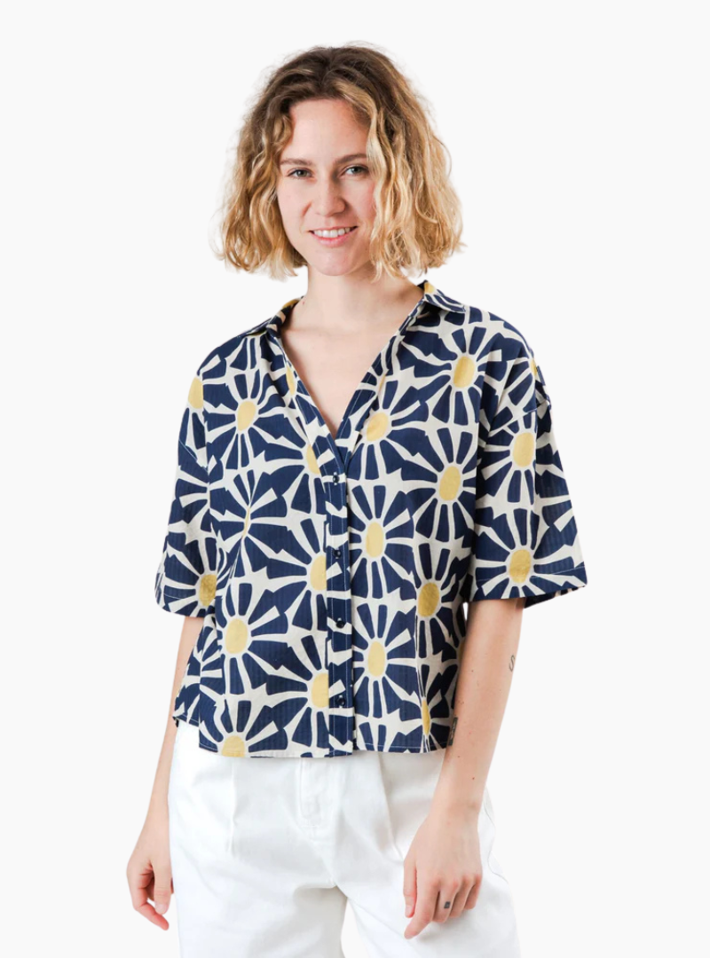 Blusa cropped Brava Fabrics Marisol Navy para mujer en viscosa sostenible con estampado floral azul y blanco.