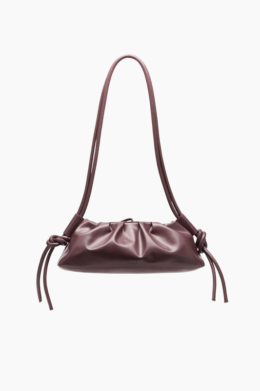 Bolso Dumpling Chocolate de Ölend en color marrón con diseño fruncido y acabado en piel vegana impermeable