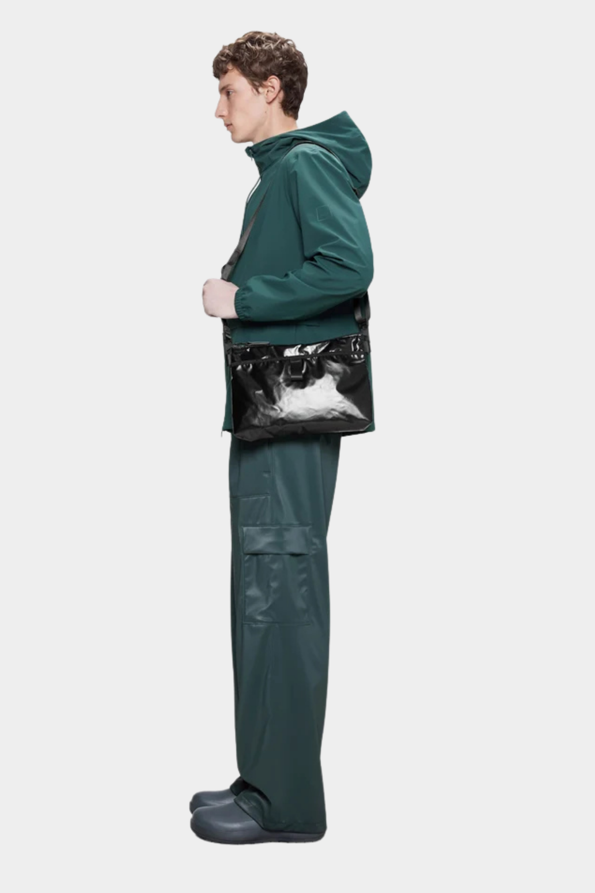 Bolso Rains Sibu Musette negro llevado cruzado, con formato ligero y correa bandolera regulable