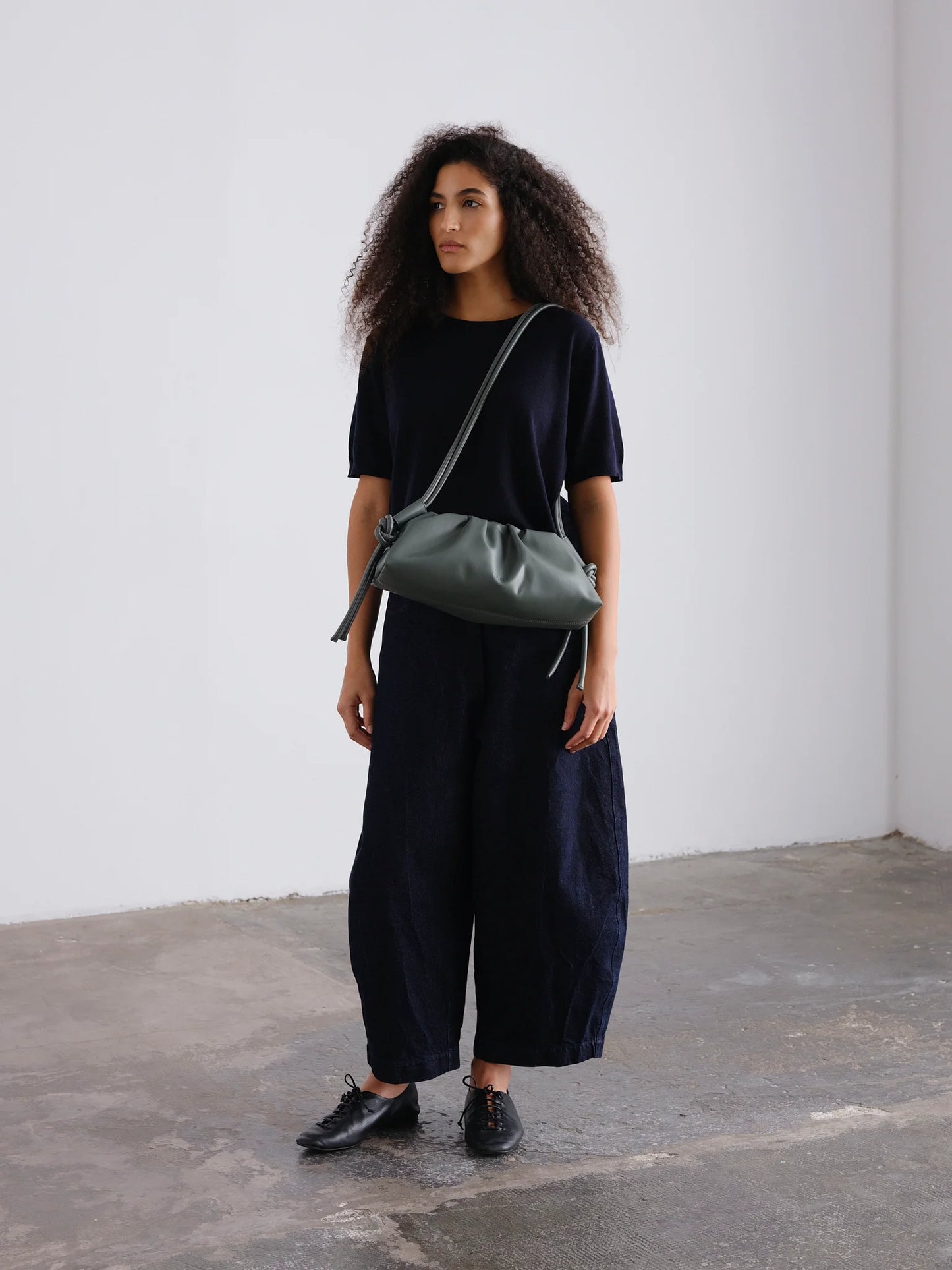 Bolso Dumpling Teal de Ölend para mujer con correa ajustable y diseño minimalista en verde petróleo