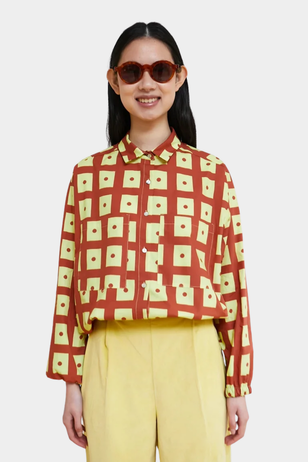Camisa Bingo de Dr Bloom para mujer con estampado geométrico marrón y amarillo, cuello clásico y corte cropped