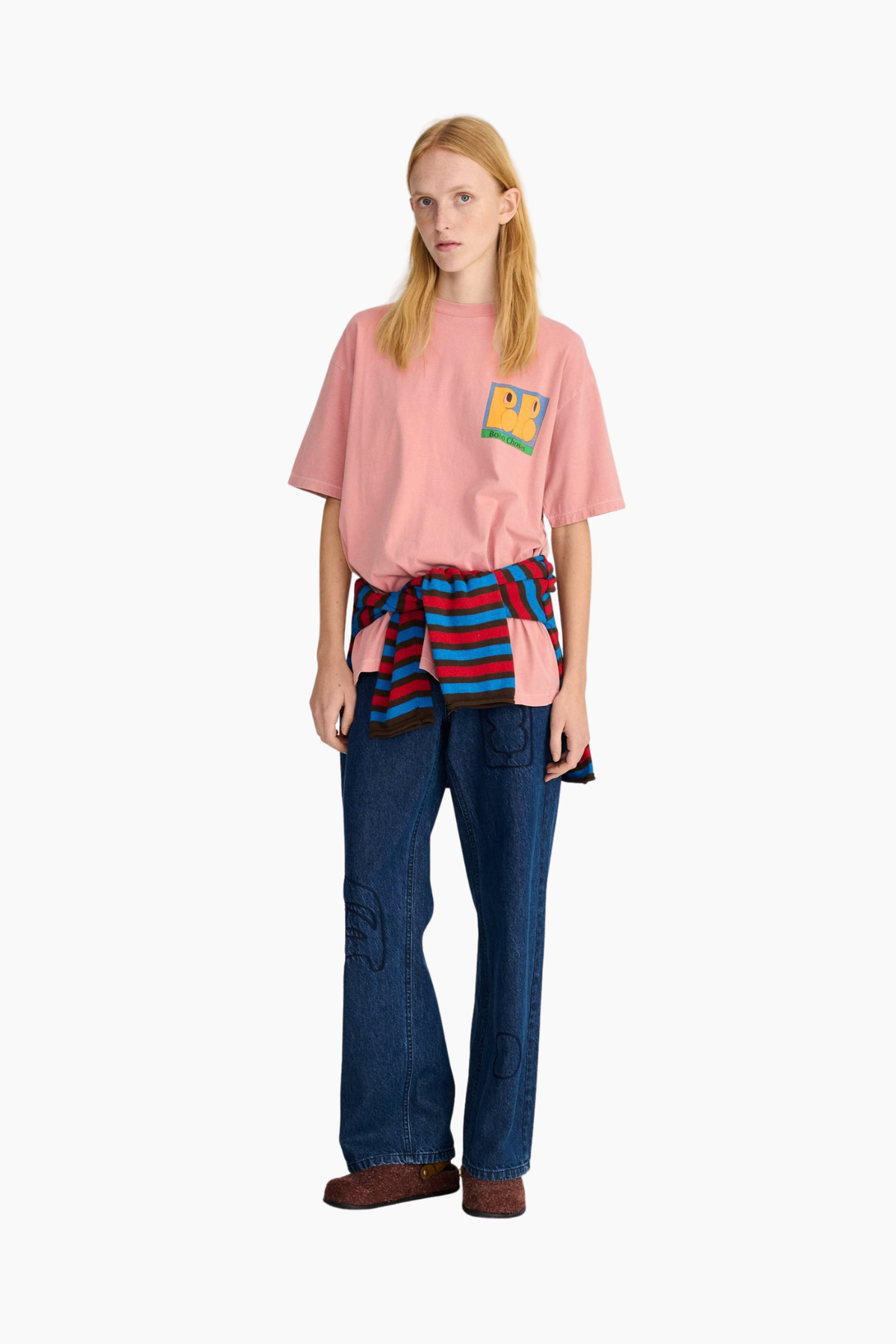 Camiseta Bobo Choses All About Monsters rosa claro puesta, con corte oversize y manga corta de mujer