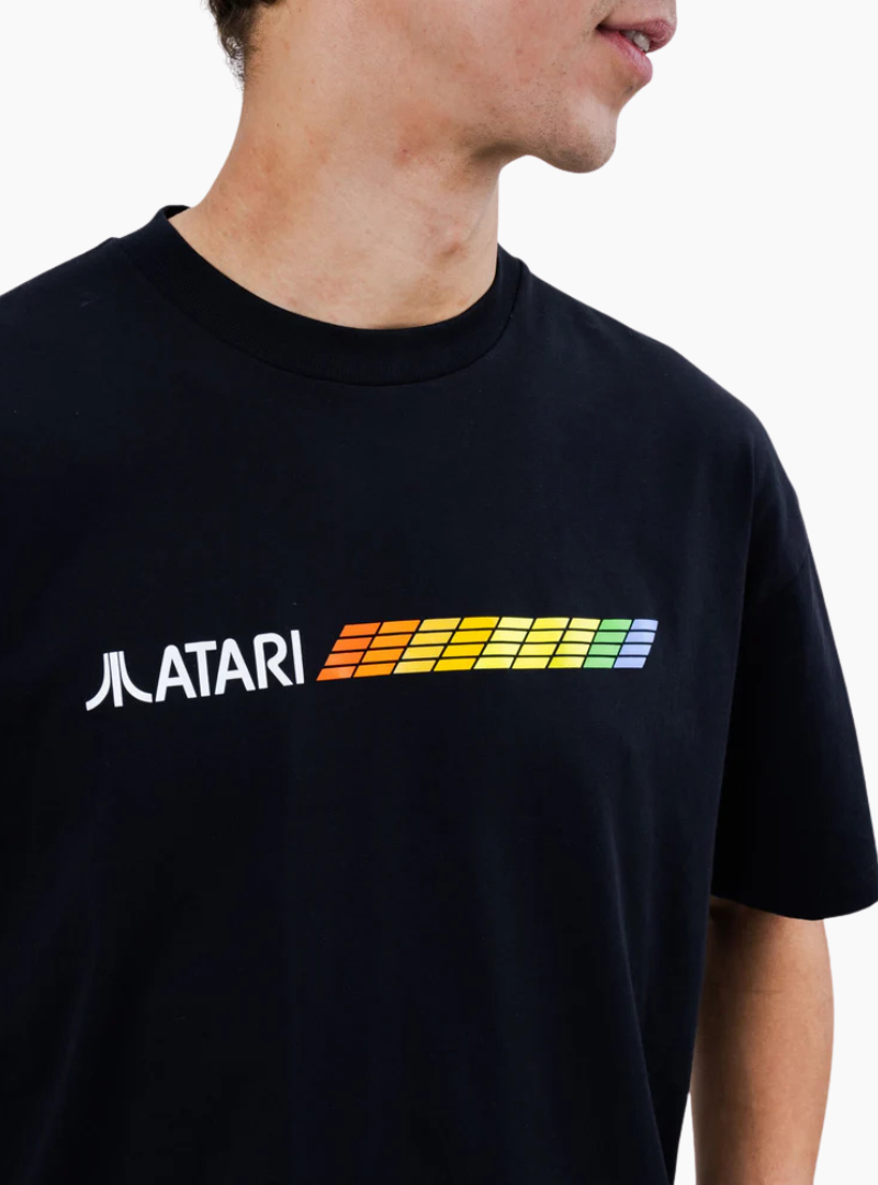 Camiseta negra Brava Fabrics con estampado retro de Atari Spectrum