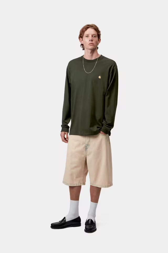 Camiseta Carhartt WIP L/S Chase color Olive con logo dorado bordado en el pecho