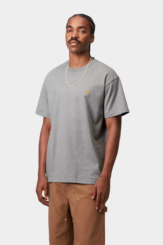 Camiseta Carhartt WIP Chase Grey Heather Gold 100% algodón 235 g/m² con logo bordado en el pecho