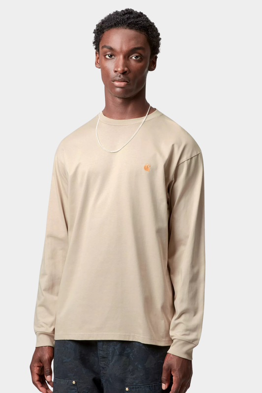 Camiseta Chase manga larga Carhartt WIP para hombre en color Fleur de Sel con logo C dorado bordado en el pecho