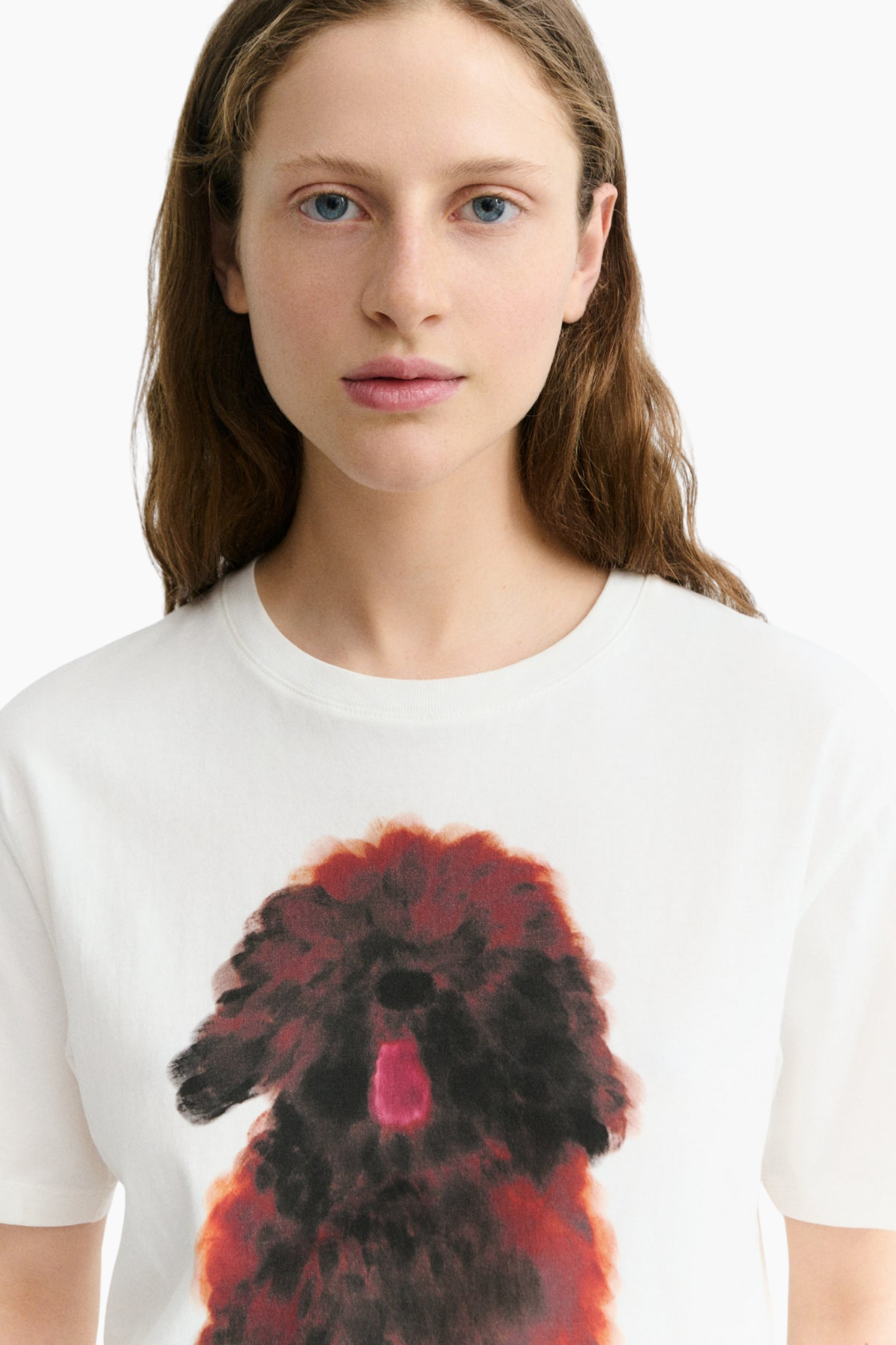 Camiseta blanca de mujer Thinking Mu Pet Portrait Lucia con estampado artístico de perro y corte regular