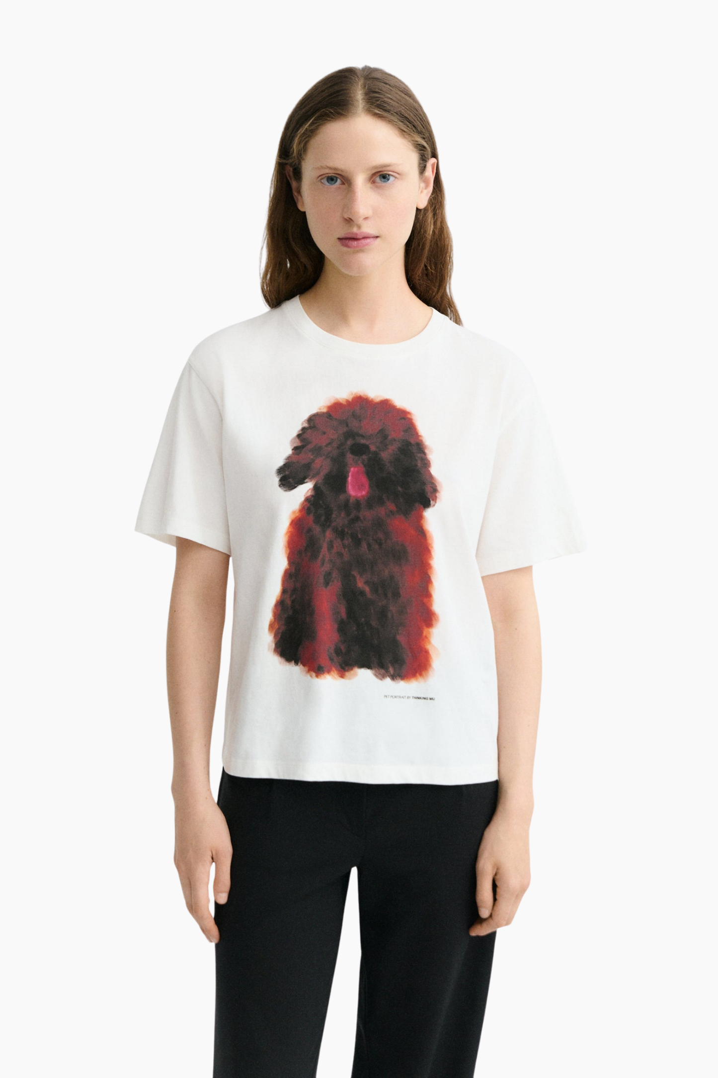 Camiseta mujer Pet Portrait Lucia de Thinking Mu en algodón orgánico blanco con gran estampado de perro frontal