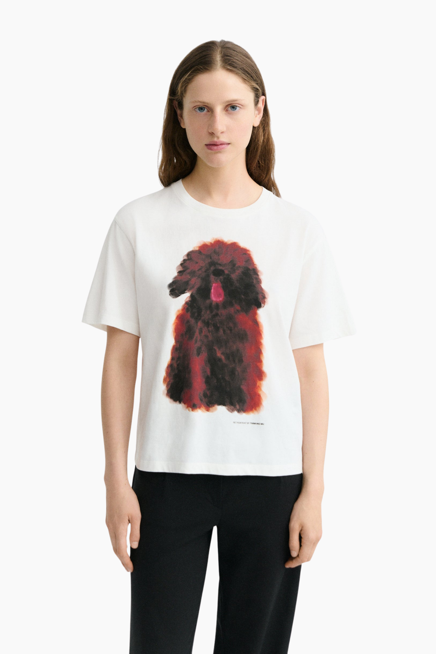 Camiseta mujer Pet Portrait Lucia de Thinking Mu en algodón orgánico blanco con gran estampado de perro frontal