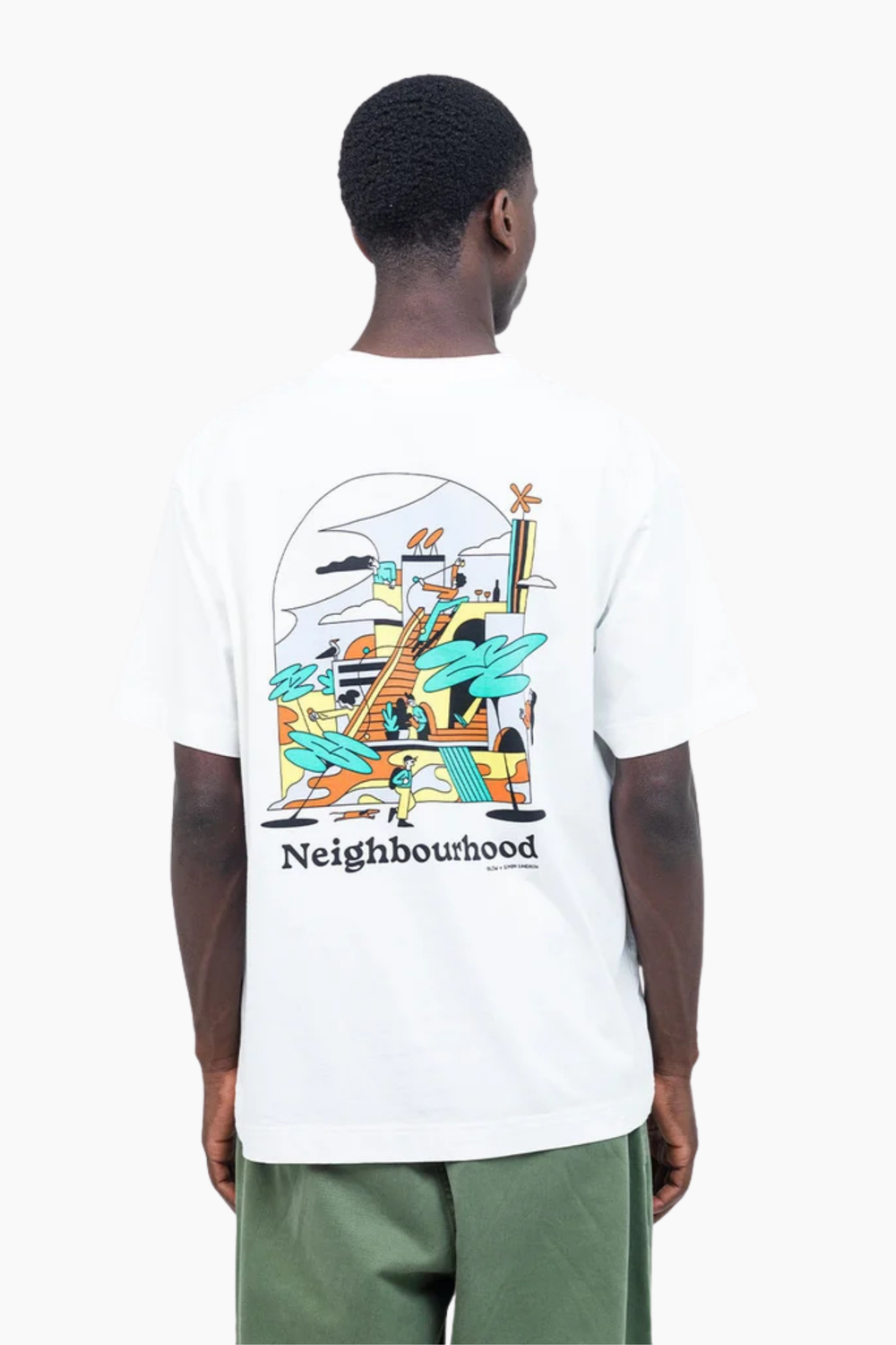 Camiseta Neighbourhood de OLOW para hombre vista de espalda con ilustración de Simon Landrein y corte loose fit