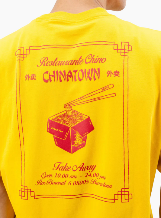 Camiseta oversize Brava Fabrics amarilla con ilustración de noodles