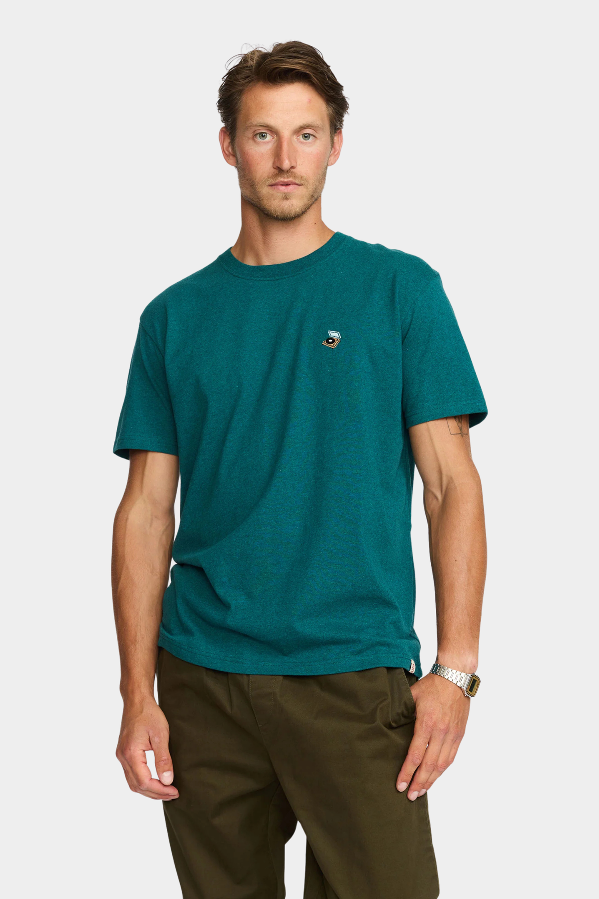 Camiseta Revolution 1449 PLA Petrol para hombre en algodón orgánico de acabado jaspeado con tocadiscos en el pecho