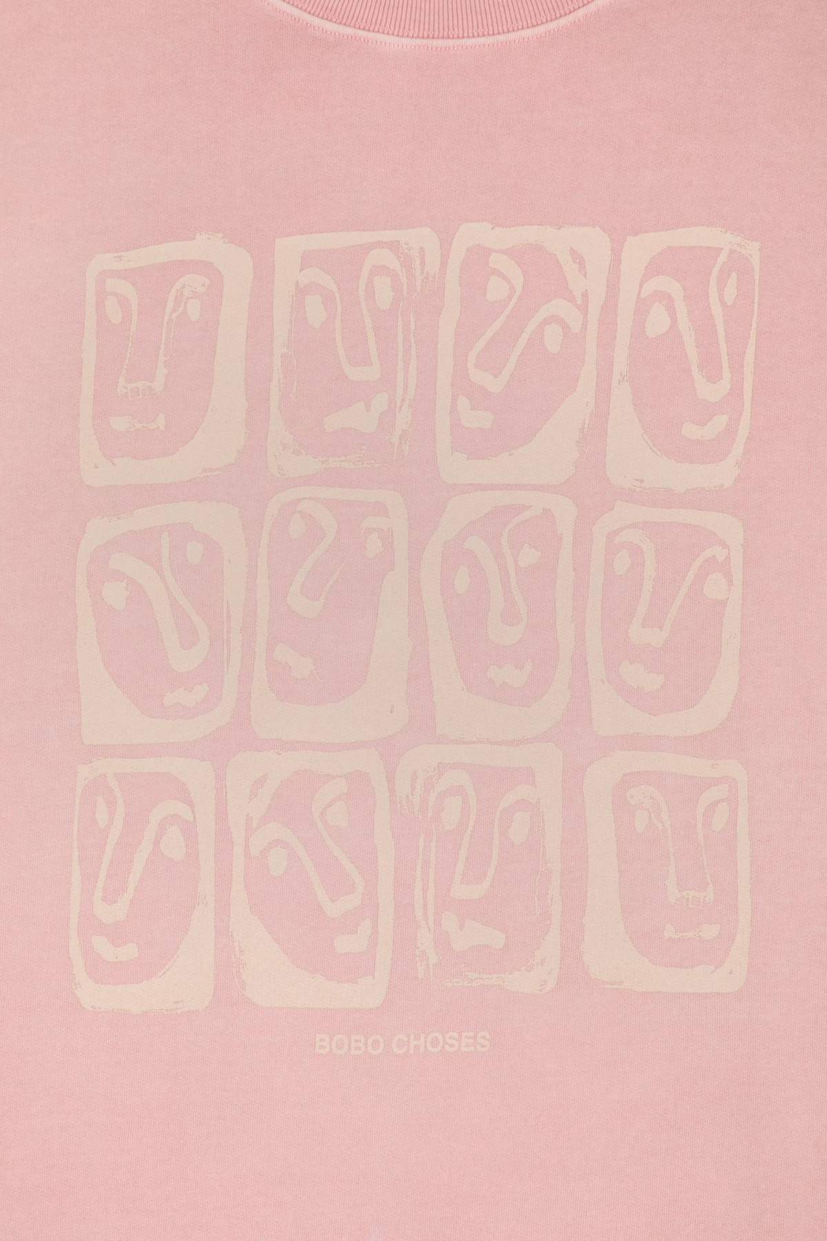 Detalle del gráfico frontal tonal de la sudadera Monster Moodboard de Bobo Choses en rosa claro y algodón reciclado