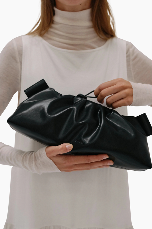 Detalle del bolso Dumpling Black de Ölend con cierre de cremallera y acabado en piel vegana