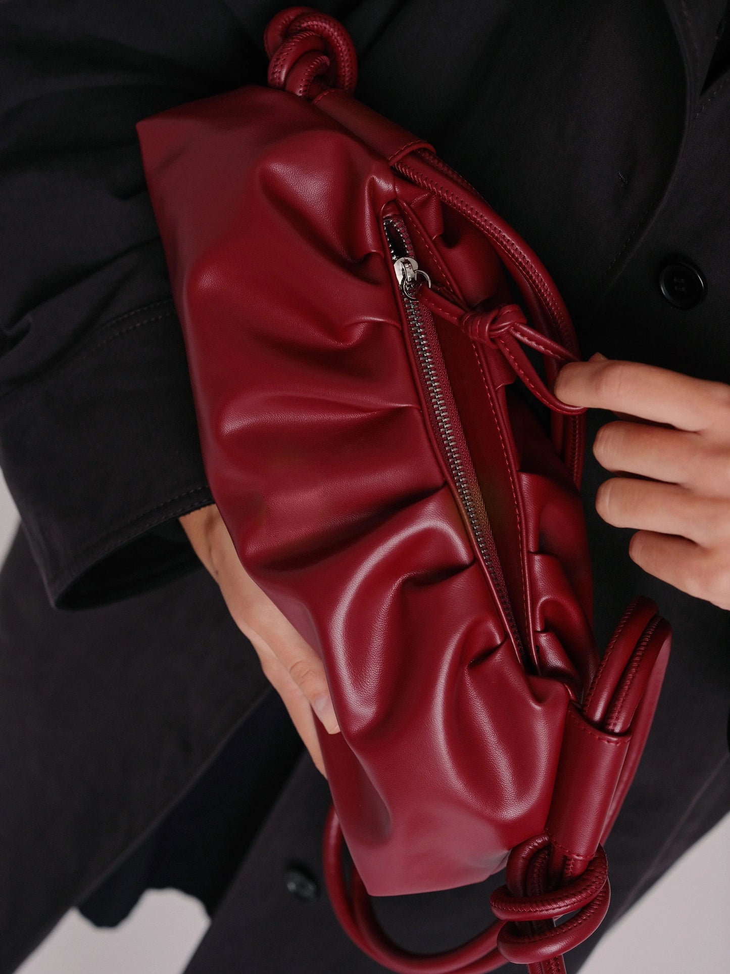 Detalle del bolso Dumpling Cherry Red de Ölend con cierre de cremallera y acabado en piel vegana