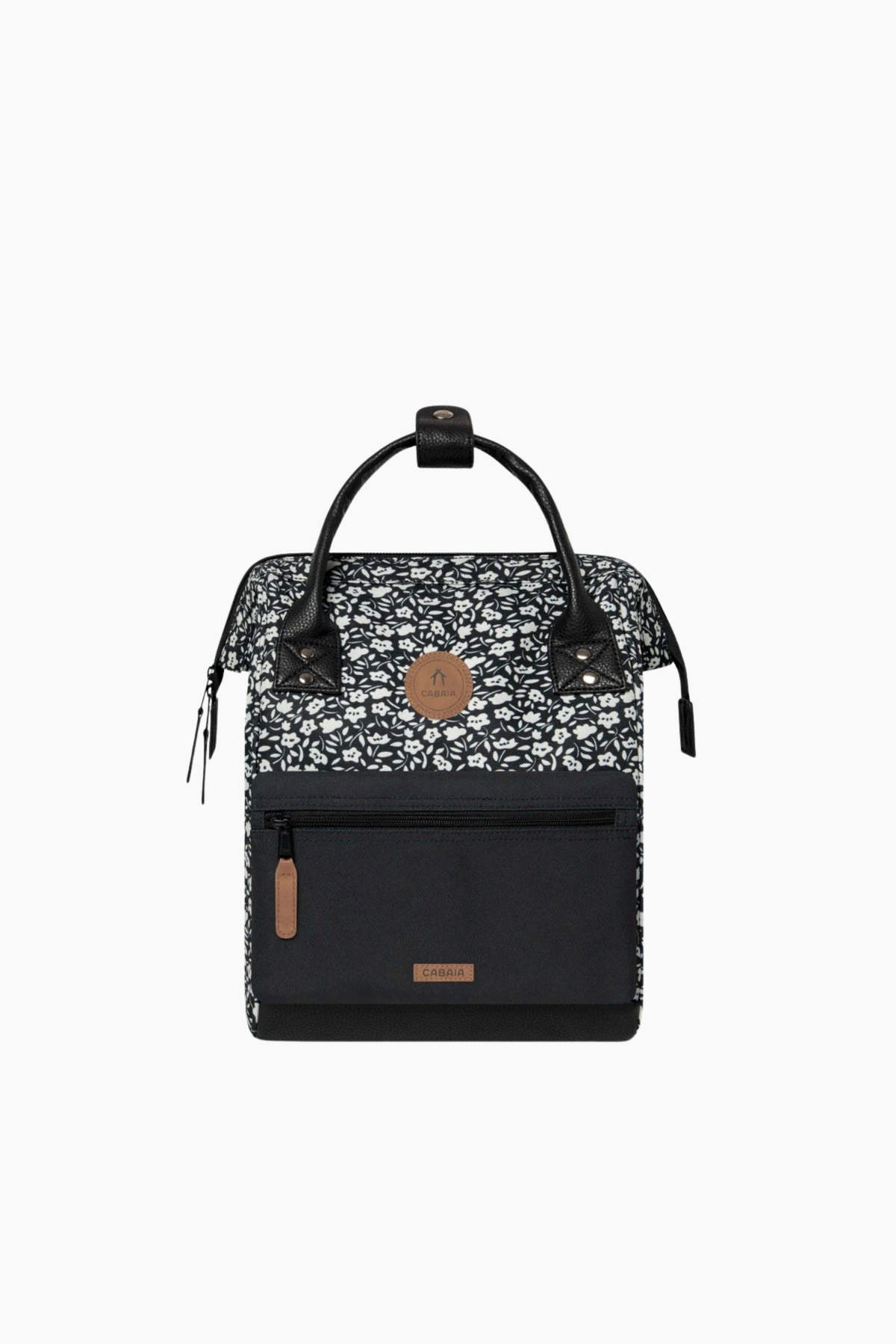 Detalle de la mochila Cabaïa Catane con bolsillo frontal negro intercambiable y estampado blanco y negro