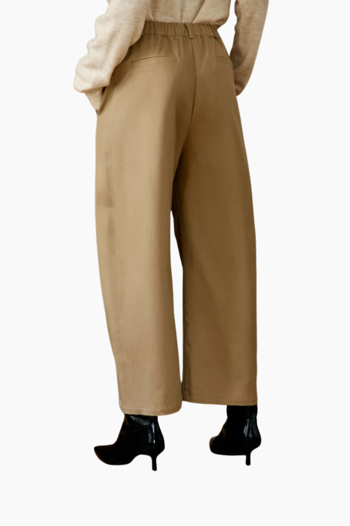 Detalle del pantalón barrel Parrell beige de La Petite Étoile con cintura elástica y bolsillos laterales