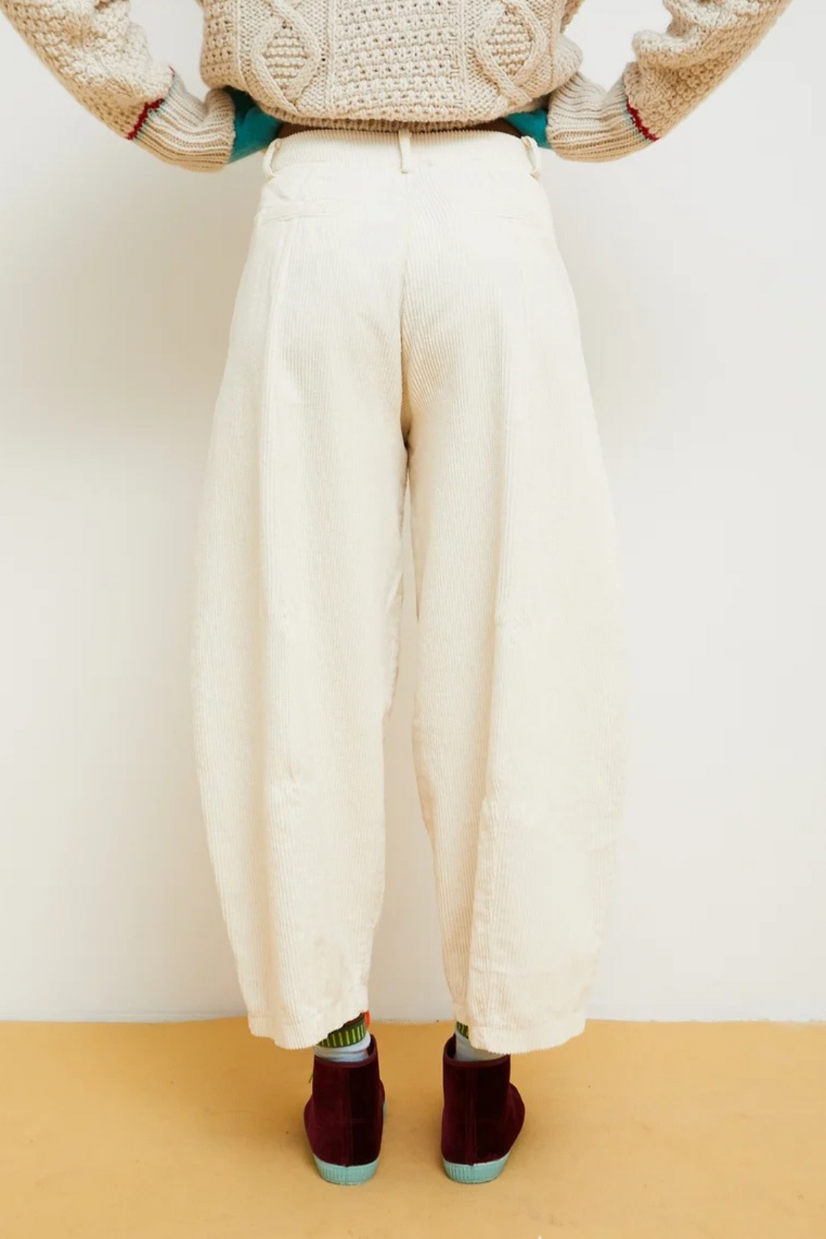 Detalle del pantalón Dado de Dr Bloom en pana cruda con textura marcada, cintura estructurada y bolsillos laterales
