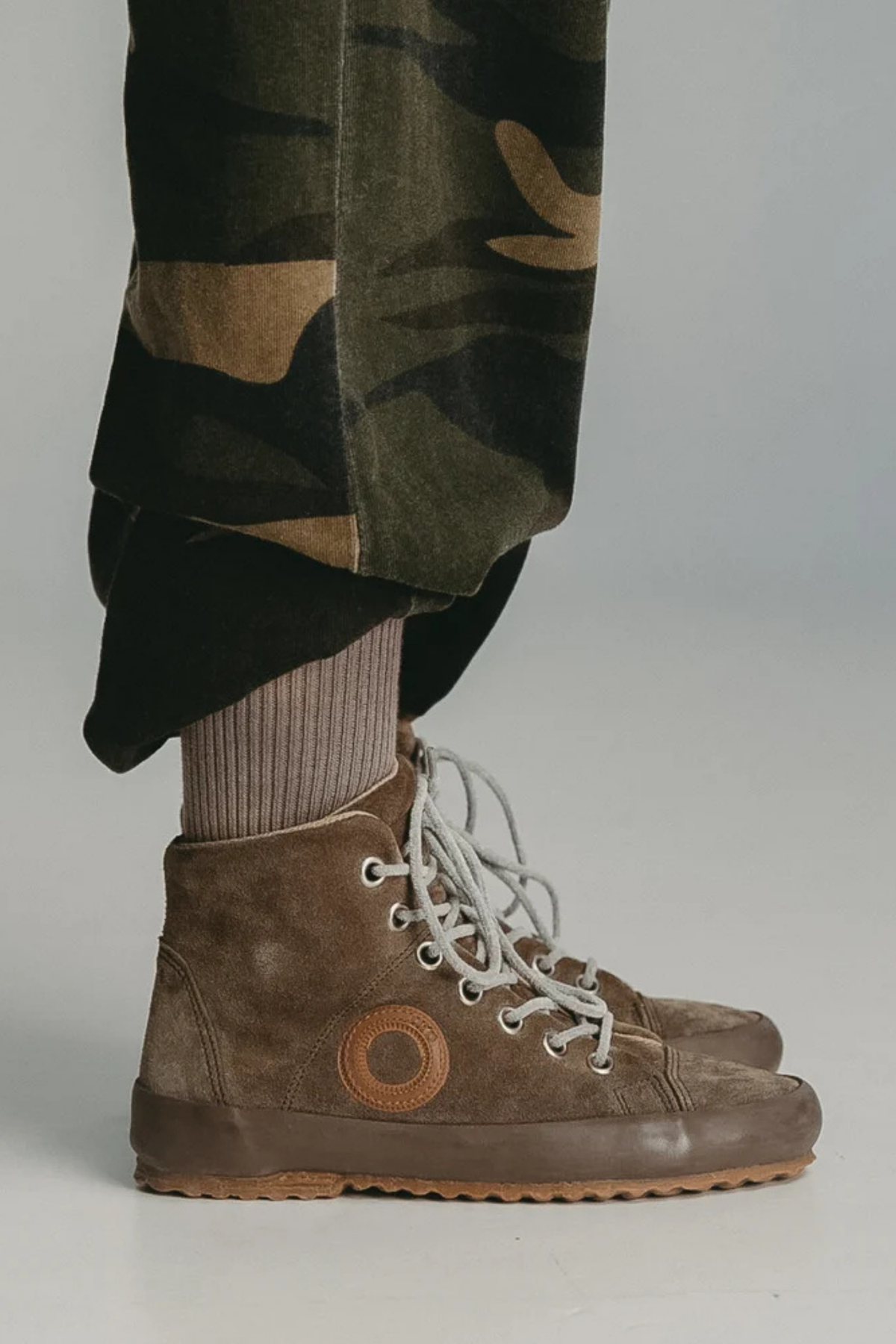 Detalle de las zapatillas altas Aro Wen H Suede en ante taupe con logotipo lateral, ojales metálicos y suela de goma