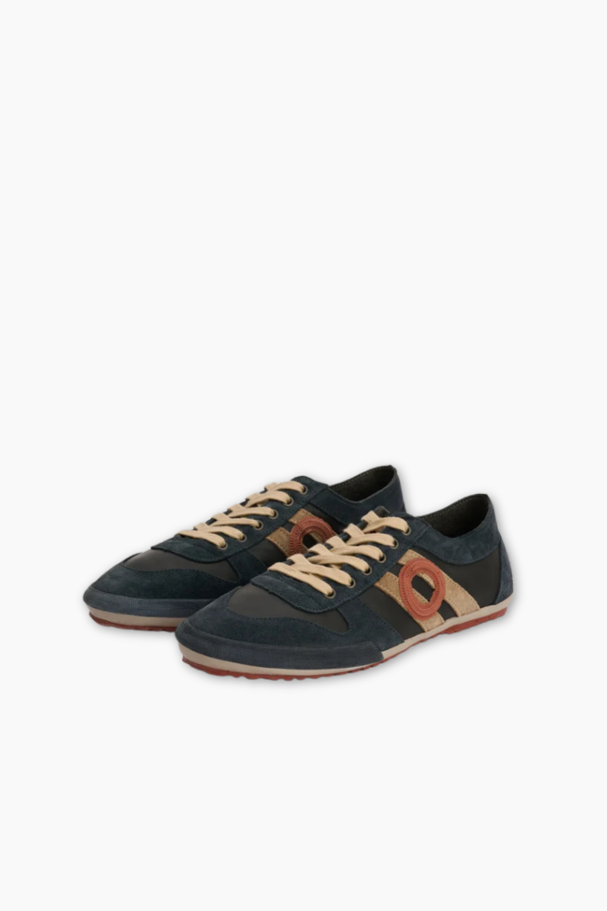 Detalle de las zapatillas Aro Ido Wash Midnight en ante y piel con logotipo lateral y suela de goma