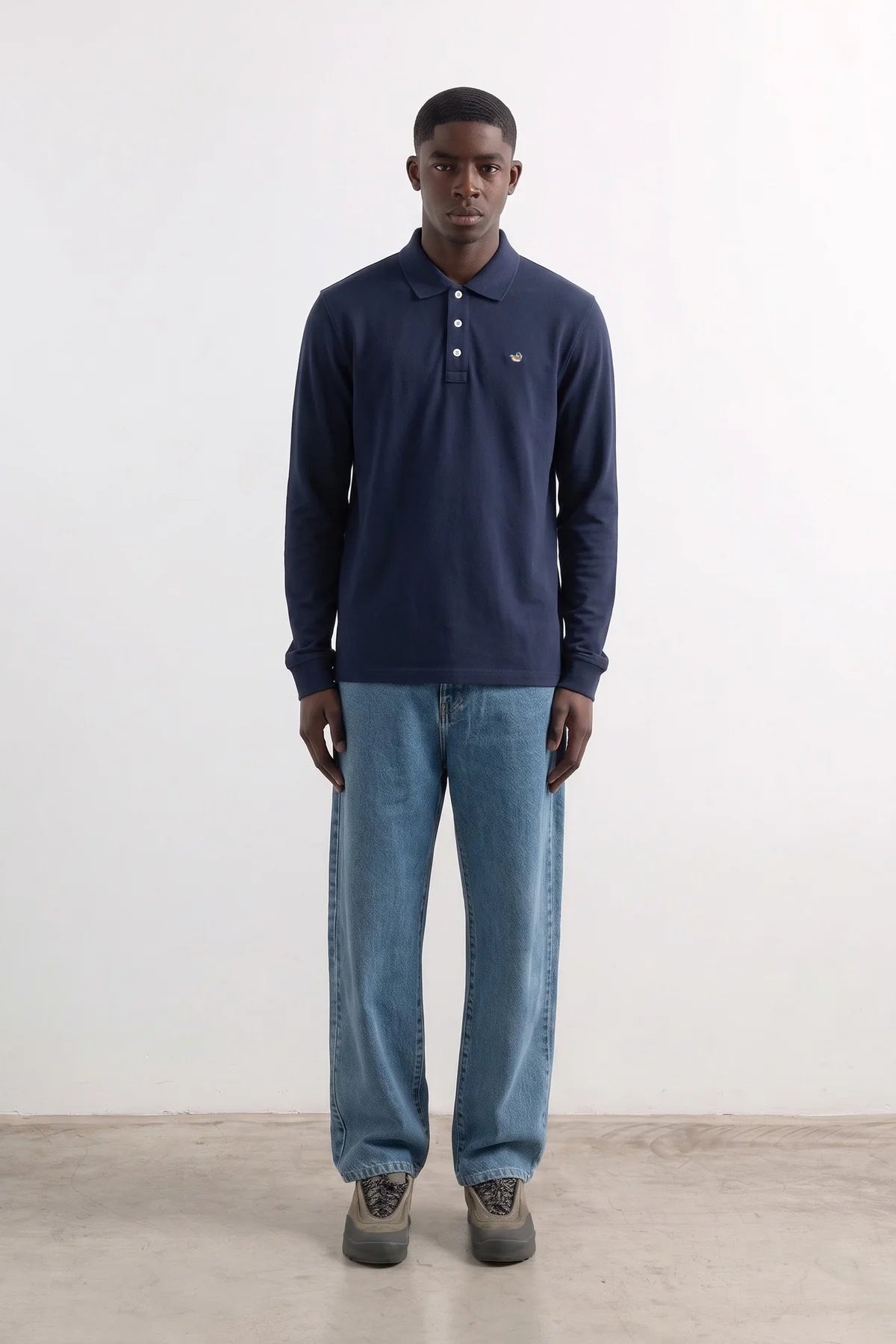 Look de hombre con Duck Polo azul marino Edmmond Studios de manga larga, fit regular y pato bordado