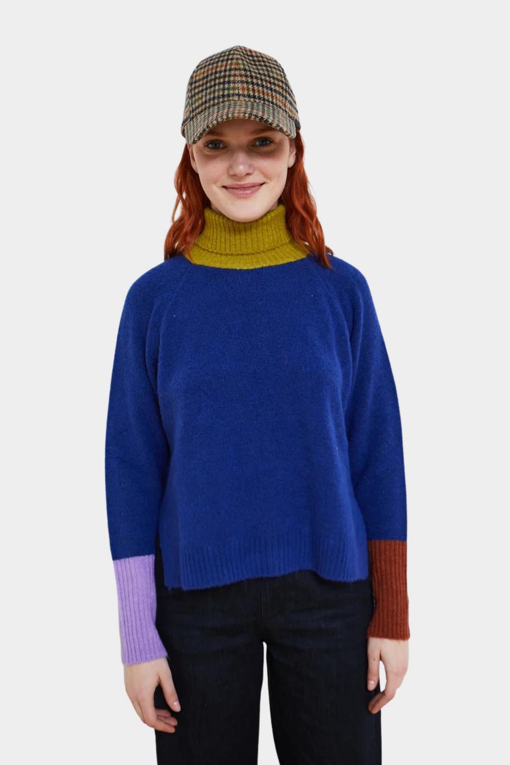 Jersey Giggle de Dr Bloom para mujer en azul eléctrico con cuello alto pistacho y puños lila y teja