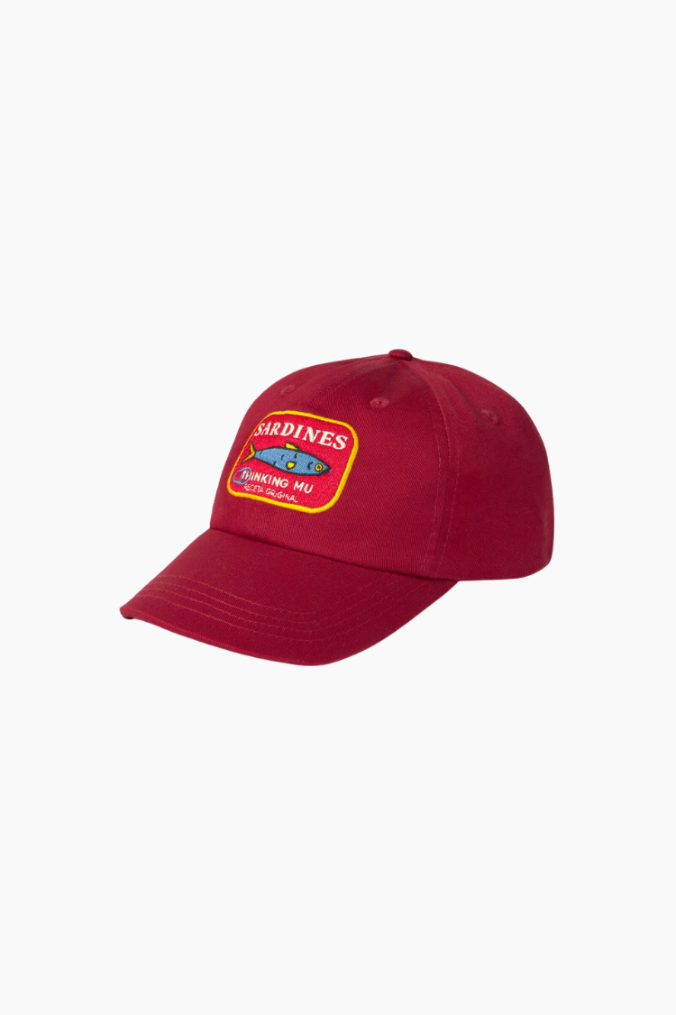 Gorra roja Thinking Mu Sardines con bordado frontal en algodón orgánico ajustable