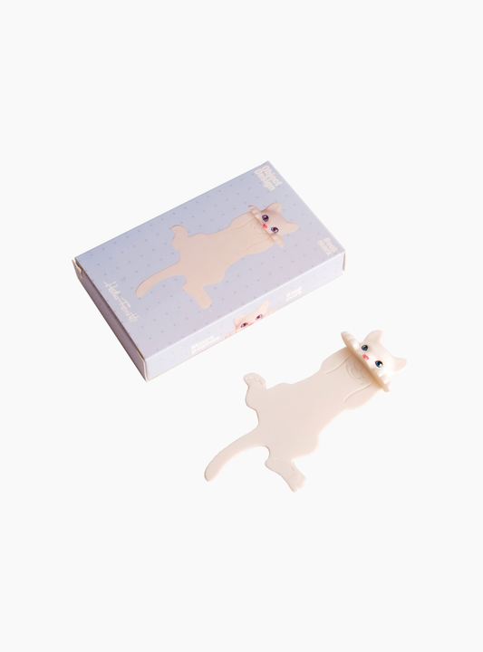 Marcapáginas Helio Ferretti con forma de gato, fabricado en nylon flexible.