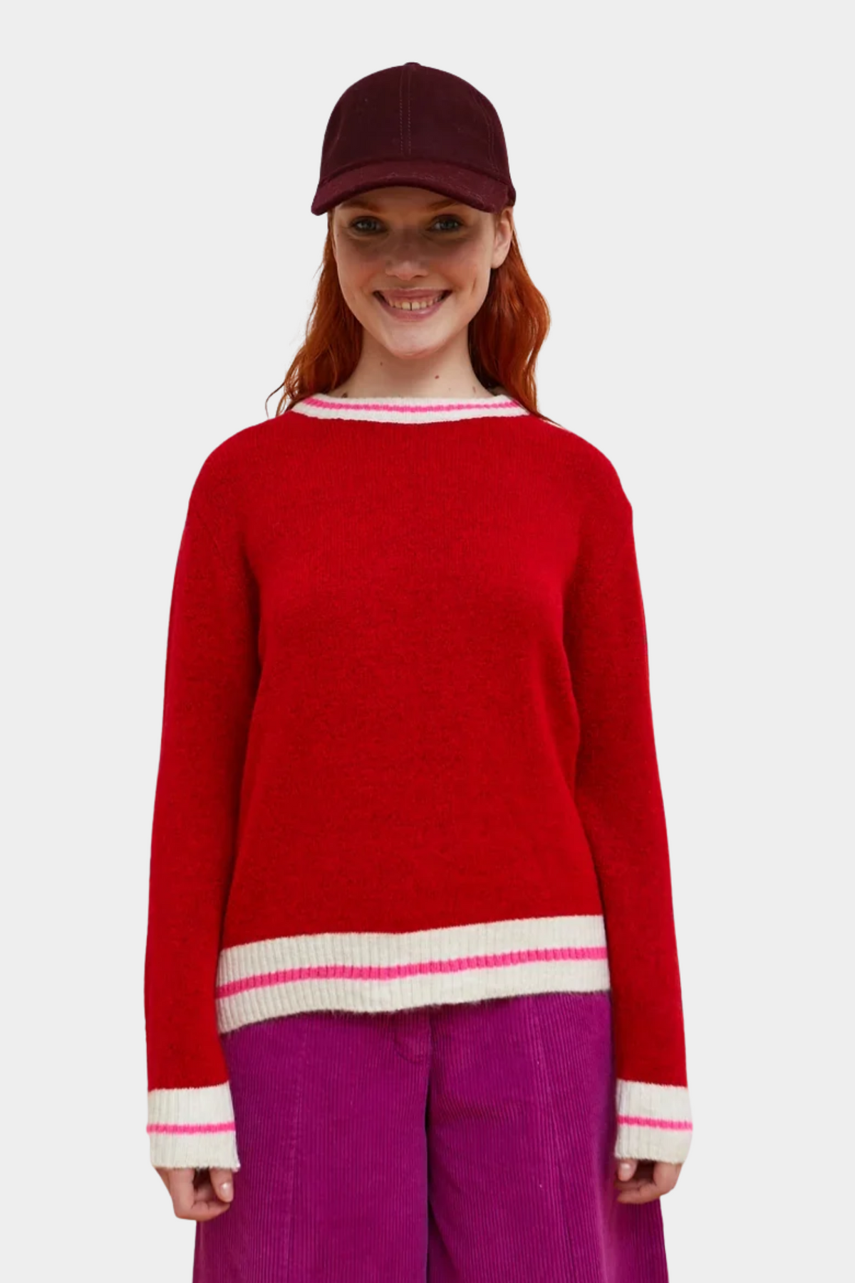 Jersey Berry de Dr Bloom para mujer en rojo intenso con cuello crudo y líneas fucsia en contraste