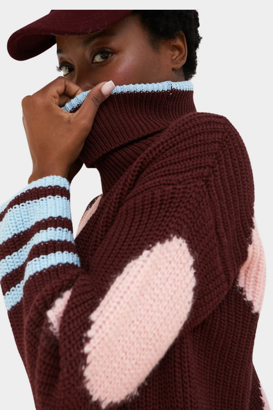 Jersey Bombon de Dr Bloom para mujer en color vino con maxi lunares rosa, cuello alto y puños en contraste