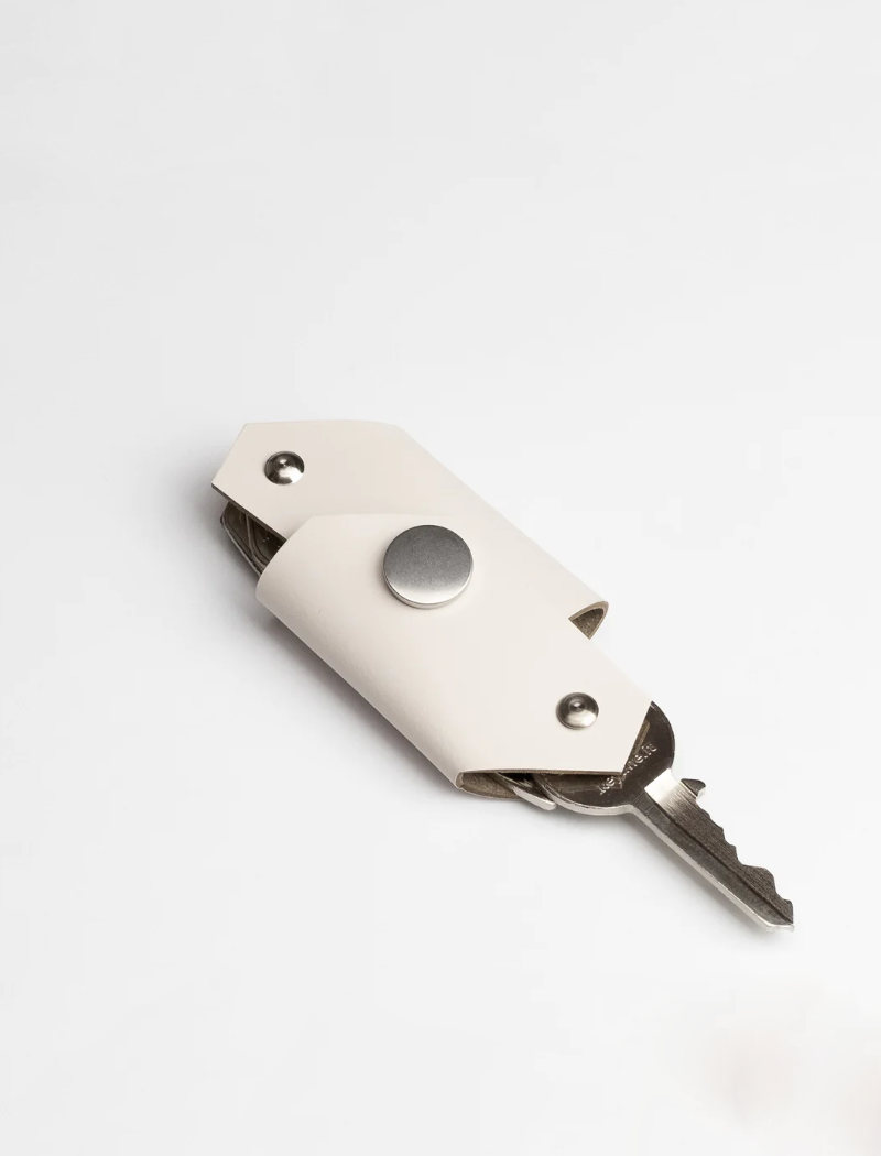 Llavero Keyfolder Light Grey de Lemur en cuero reciclado mate