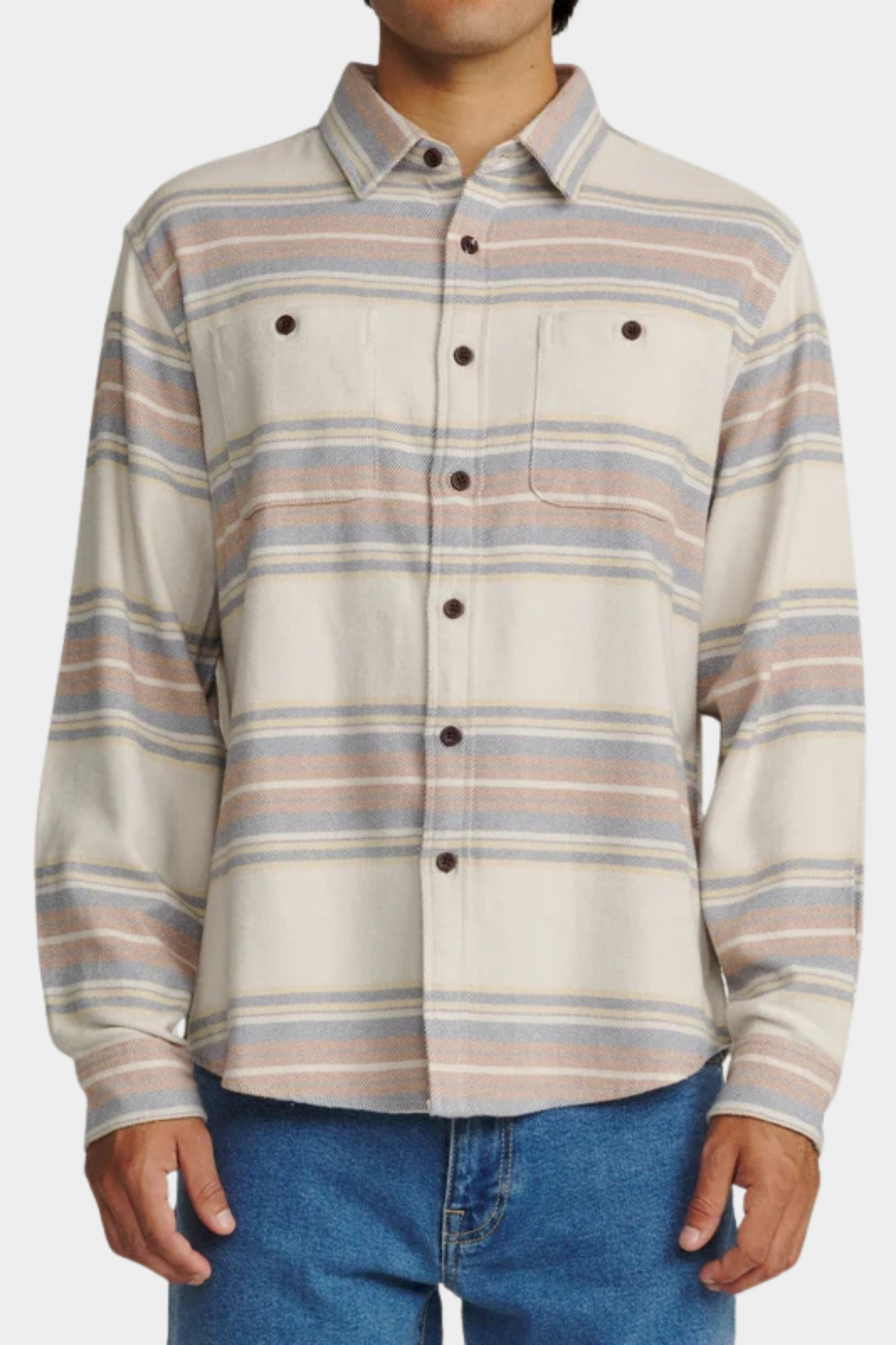 Camisa Katin USA Sierra Flannel Birch puesta en hombre con franela clara de rayas y bolsillo de pecho con botón