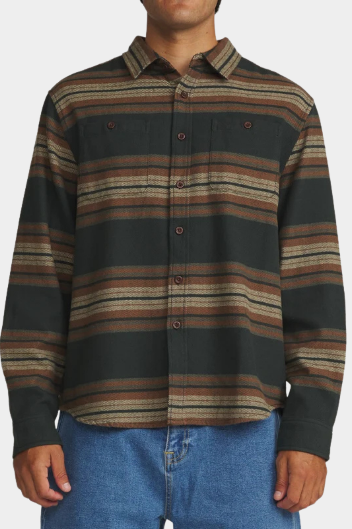 Camisa Katin USA Sierra Flannel Black Wash puesta en hombre con corte relajado y bolsillo de pecho con botón