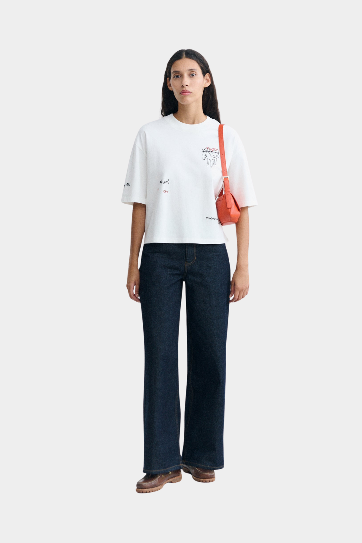 Camiseta Lena Tomatera de Thinking Mu puesta, con corte oversize y bordados ilustrados sobre fondo blanco