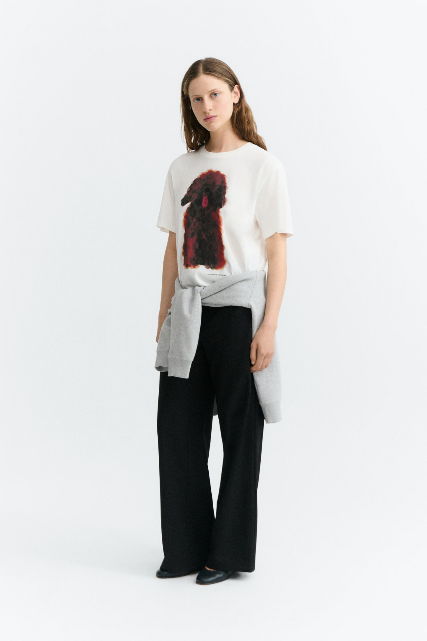 Look de mujer con camiseta Pet Portrait Lucia de Thinking Mu, estampado de perro y pantalón negro