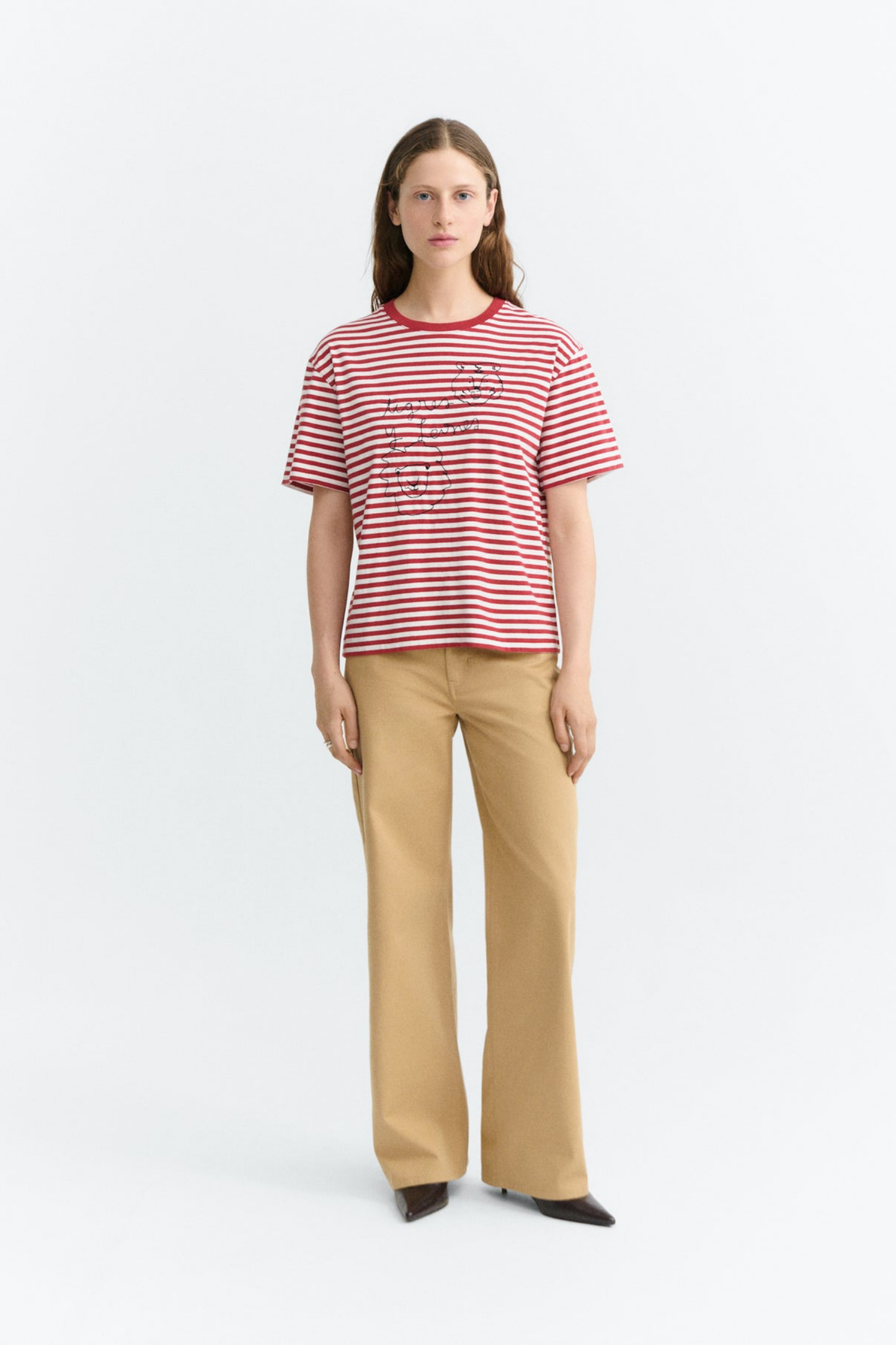 Look de mujer con camiseta de rayas rojas Lucia de Thinking Mu con bordado frontal y pantalón beige