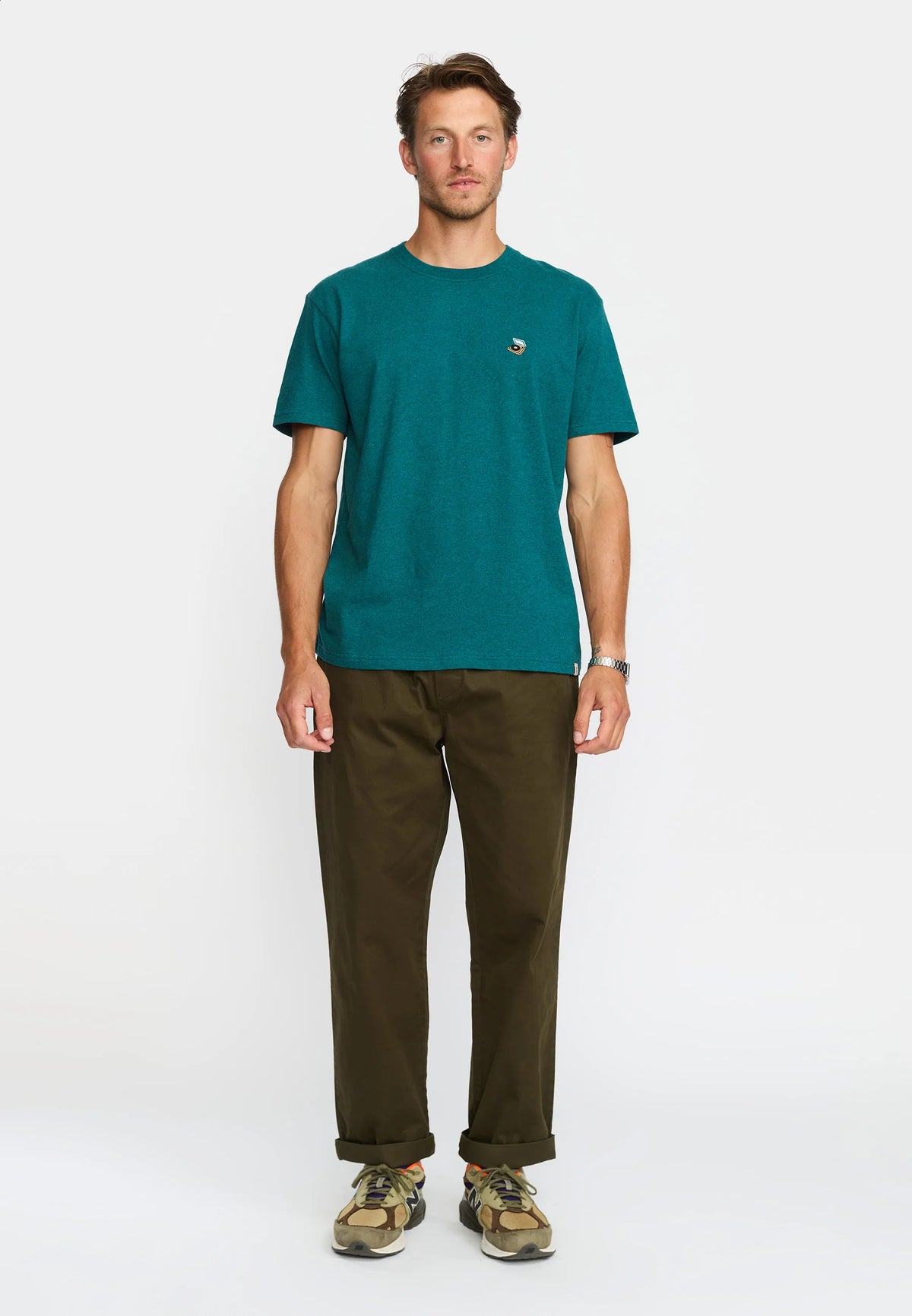 Look de hombre con camiseta Revolution 1449 PLA Petrol de algodón orgánico, fit holgado y bordado en el pecho