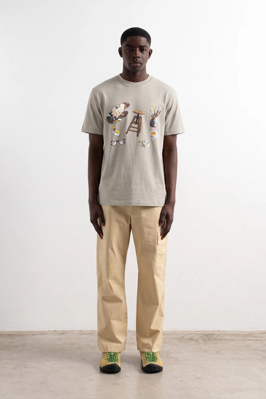 Look de hombre con camiseta Still taupe de Edmmond Studios en algodón orgánico con ilustración artística frontal