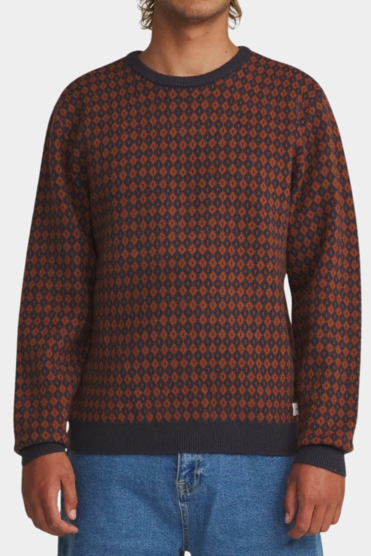 Jersey Katin USA Check Rust Navy puesto en hombre con corte clásico y patrón de rombos en tonos óxido y marino