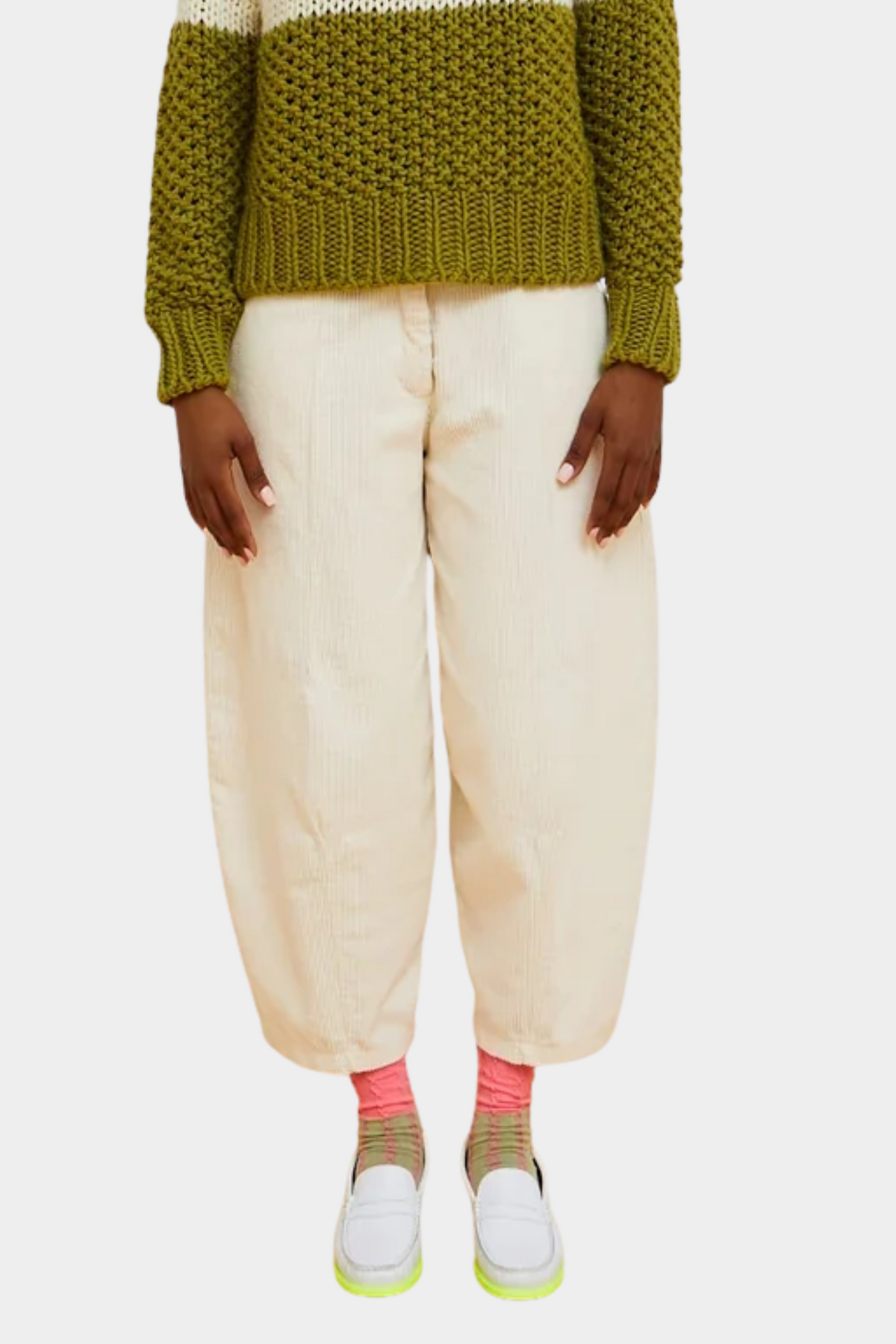 Pantalón Dado de Dr Bloom para mujer en pana color crudo con silueta barrel, tiro medio y pernera amplia