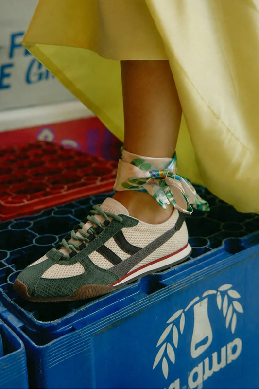 Zapatillas Nilo Jungle Green de Coolway para mujer puestas, en verde y crudo con estética deportiva retro