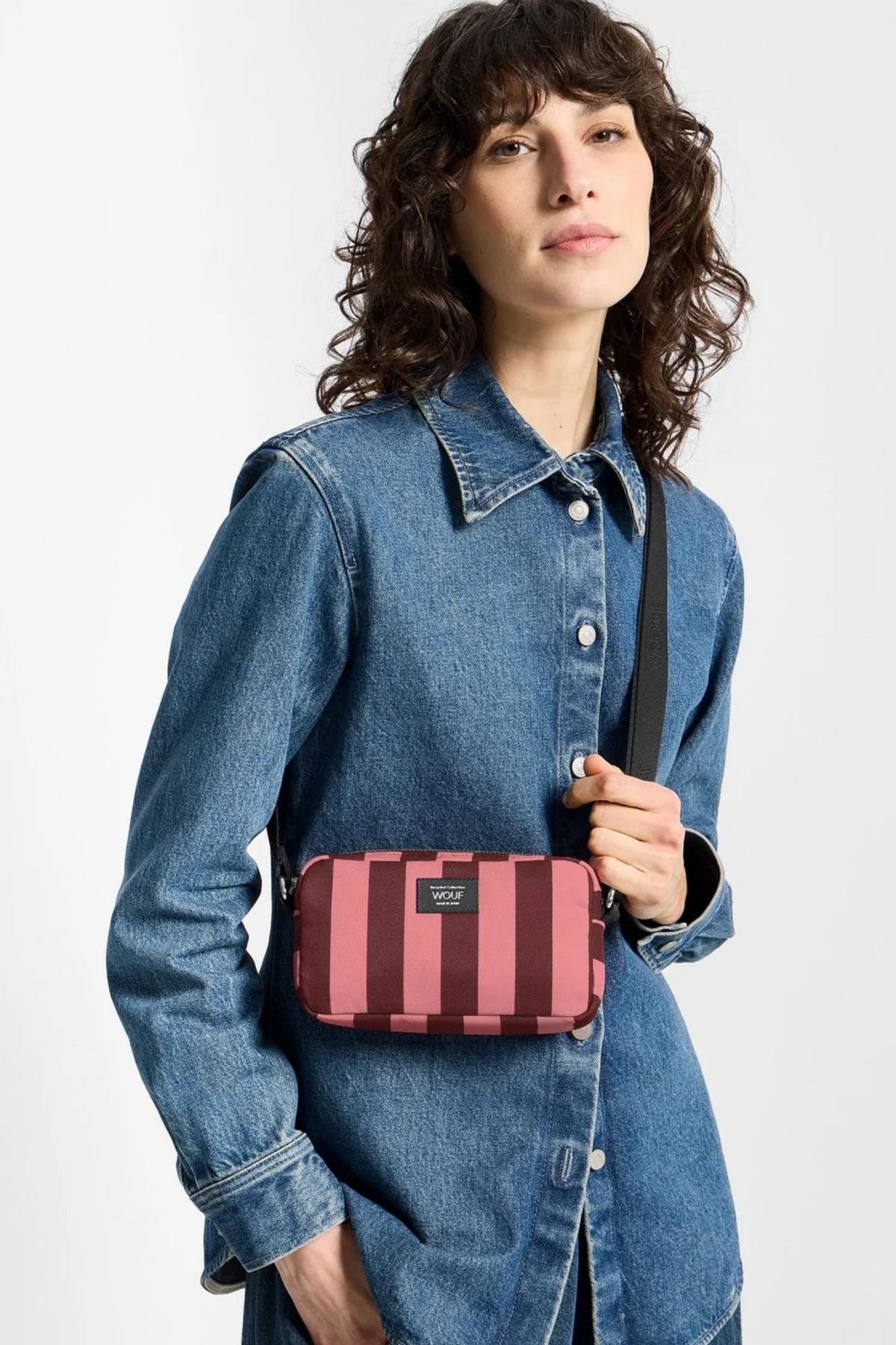 Mini bolso Wouf Sophie llevado cruzado, con estampado de rayas rosas y burdeos y formato compacto