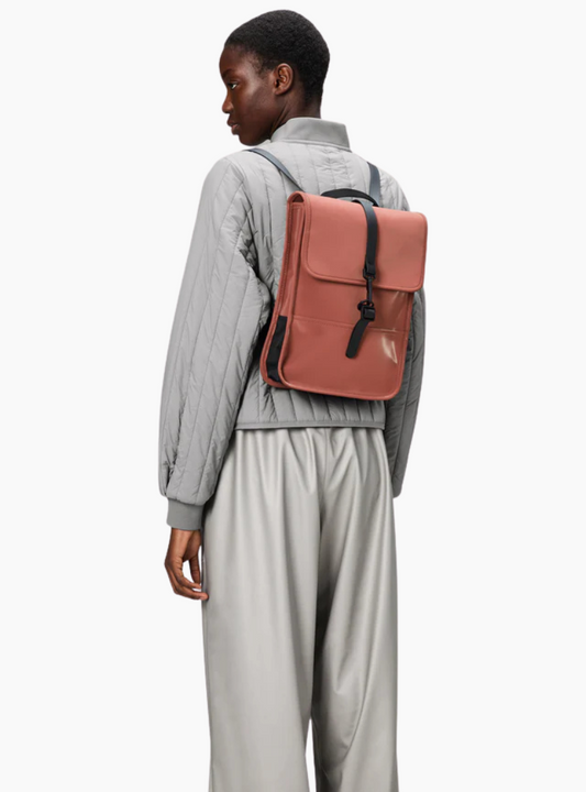 Mochila Rains Backpack Micro color Honor con diseño impermeable y cierre magnético