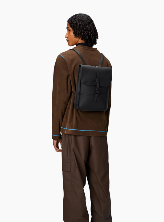Mochila Rains Backpack Micro impermeable, cierre magnético y diseño limpio