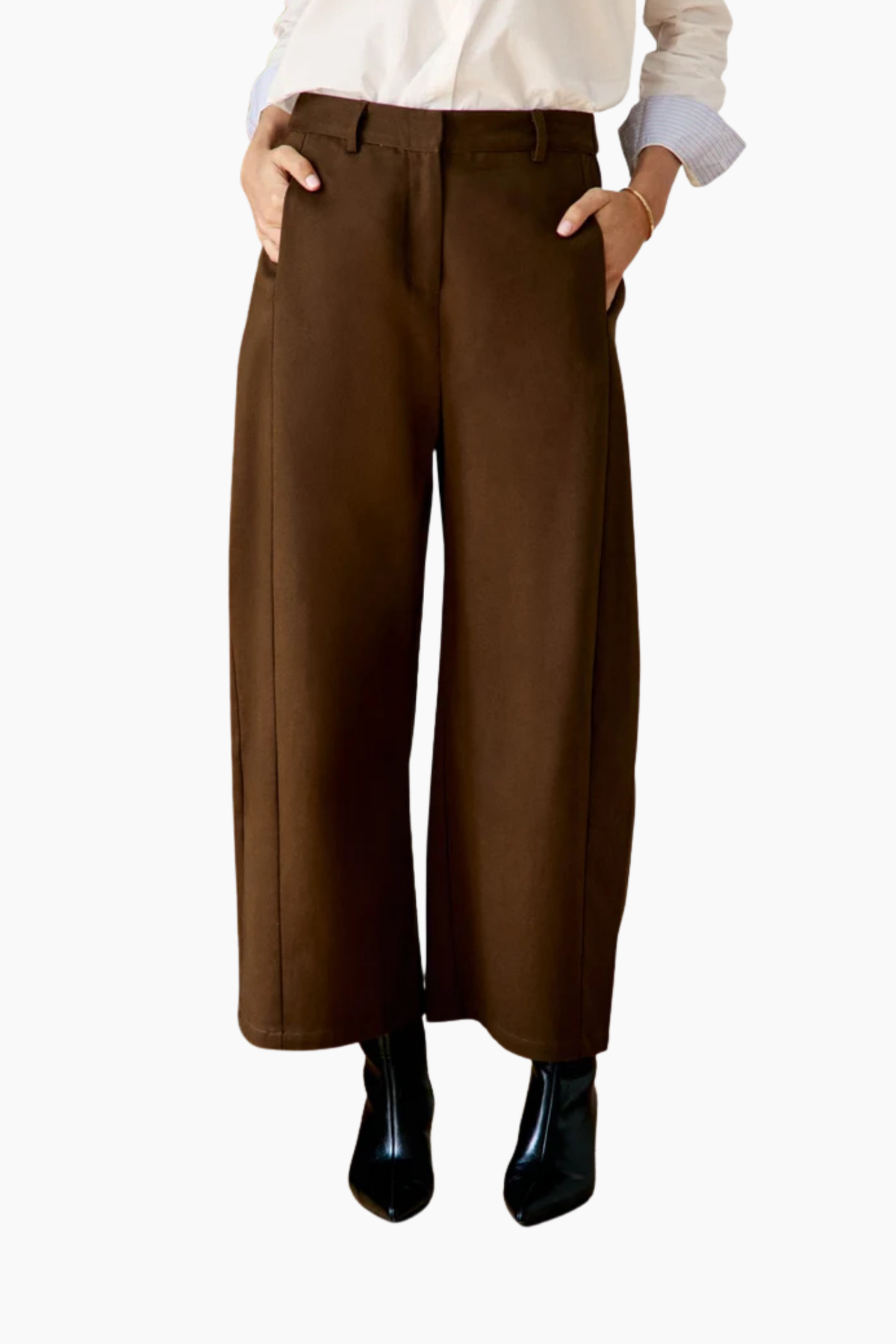 Pantalón barrel Parrell marrón de mujer con pierna amplia, talle ligeramente bajo y cintura estructurada