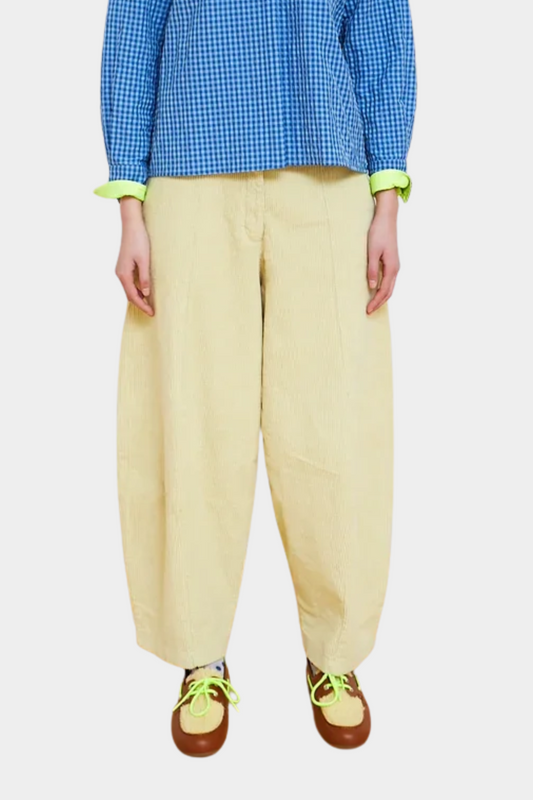 Pantalón amarillo de pana Dado de Dr Bloom puesto en mujer con corte barrel y volumen relajado en la pierna