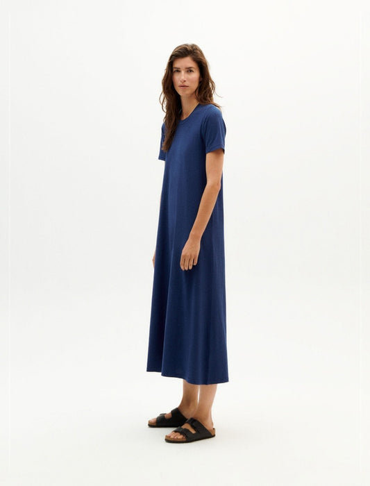 Vestido Oueme Hemp Blue Night de Thinking Mu en cáñamo azul marino con corte evasé y manga corta
